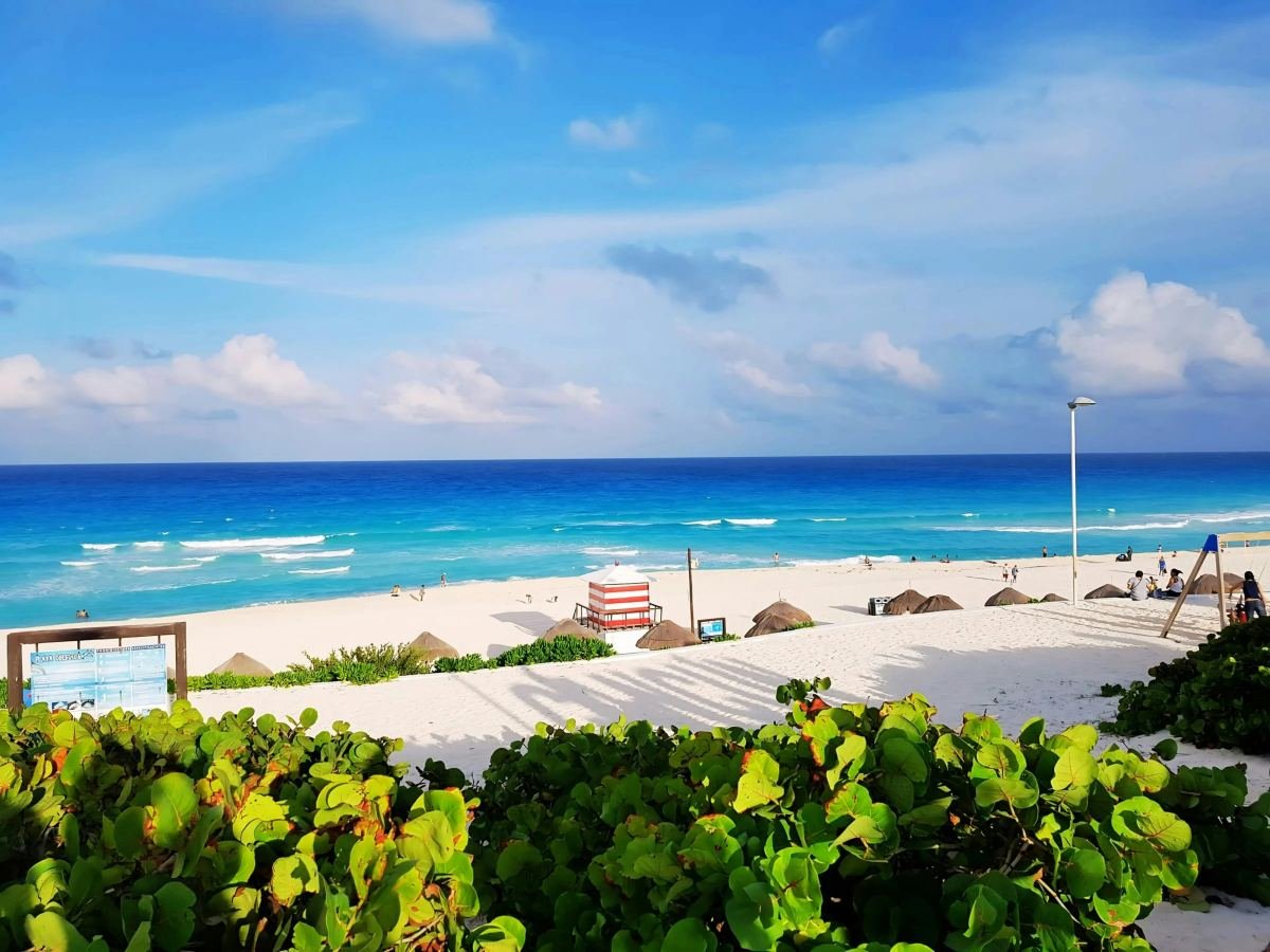 Playa de arena blanca y mar turquesa en Cancún, Quintana Roo