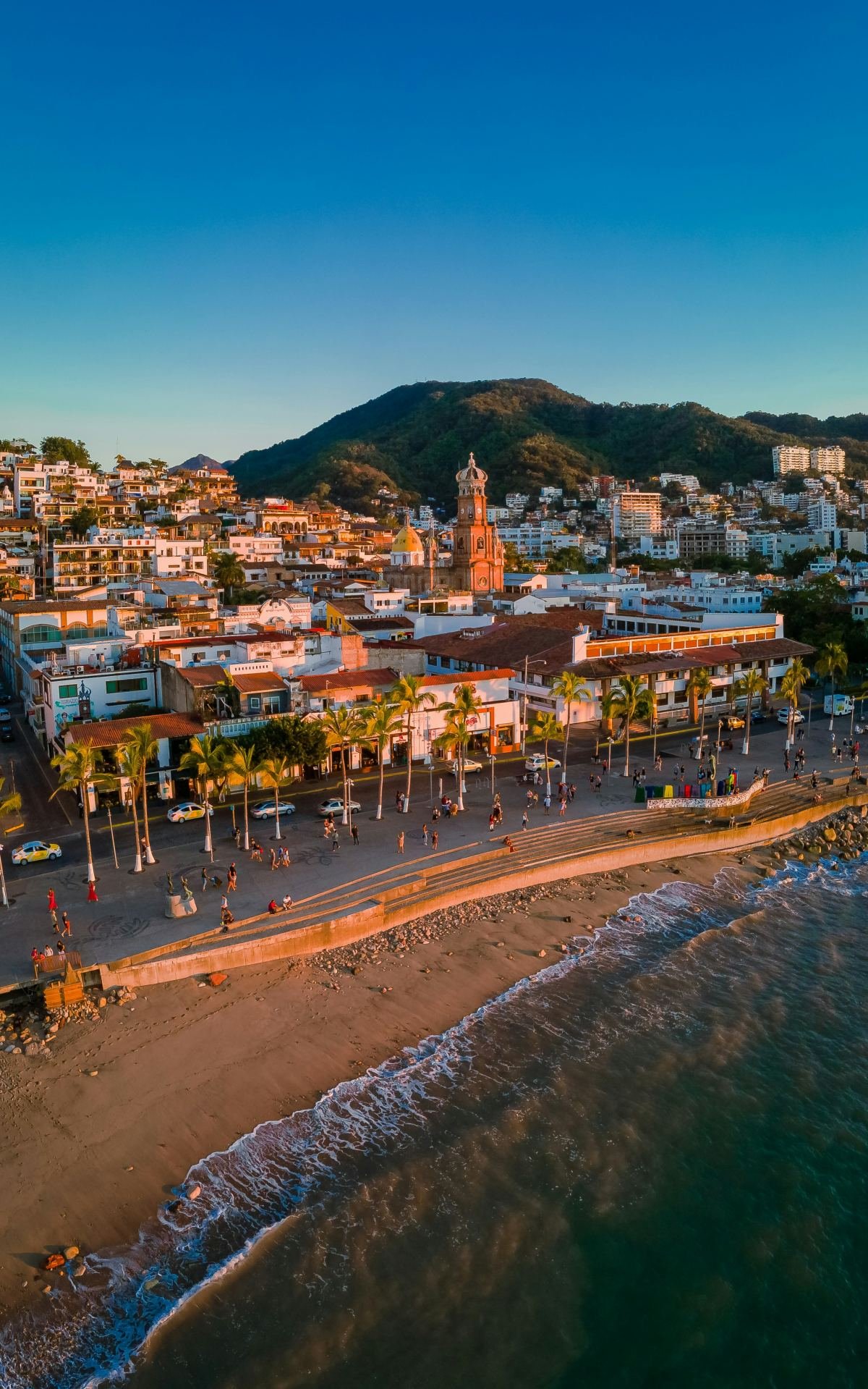 Vista aérea del malecón y la bahía de Puerto Vallarta, Jalisco, al atardecer