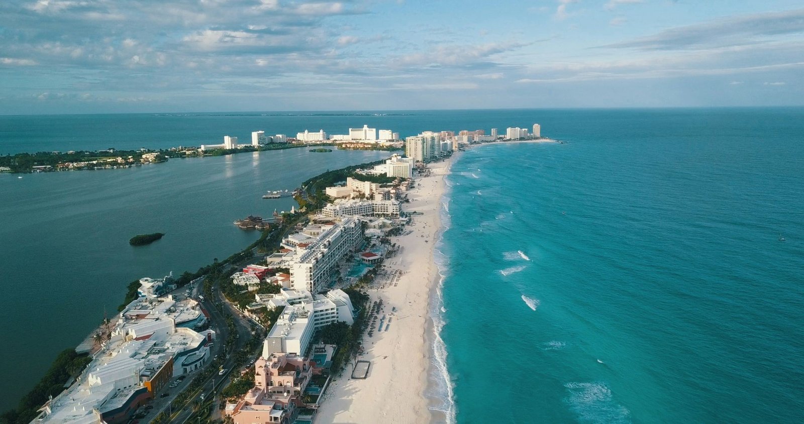 Vista aérea de la zona hotelera de Cancún entre el mar turquesa y la laguna
